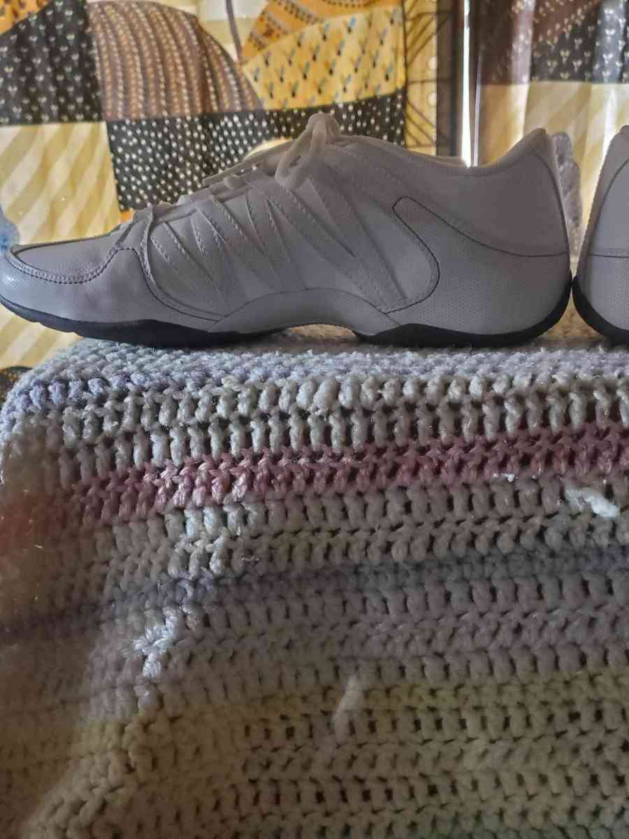 Nike white sneakers size 10 lace up - Altoona, Alabama - FleaMarketBay