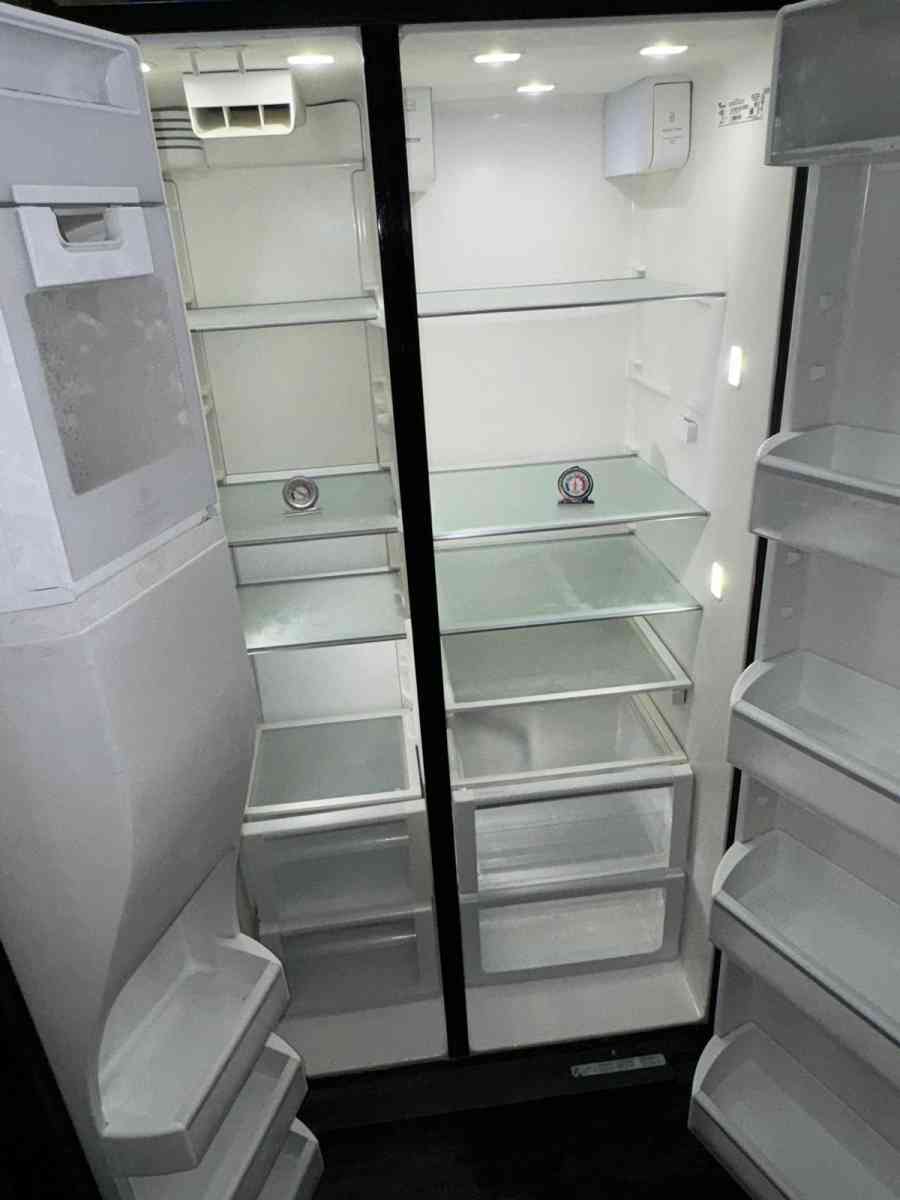 Black Side by side whirlpool refrigerator DelivereyAvailab - Lakeland, Florida - FleaMarketBay