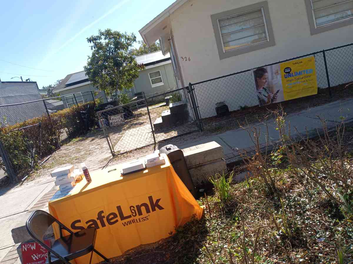 free SafeLink wireless phones - Winter Park, Florida - FleaMarketBay