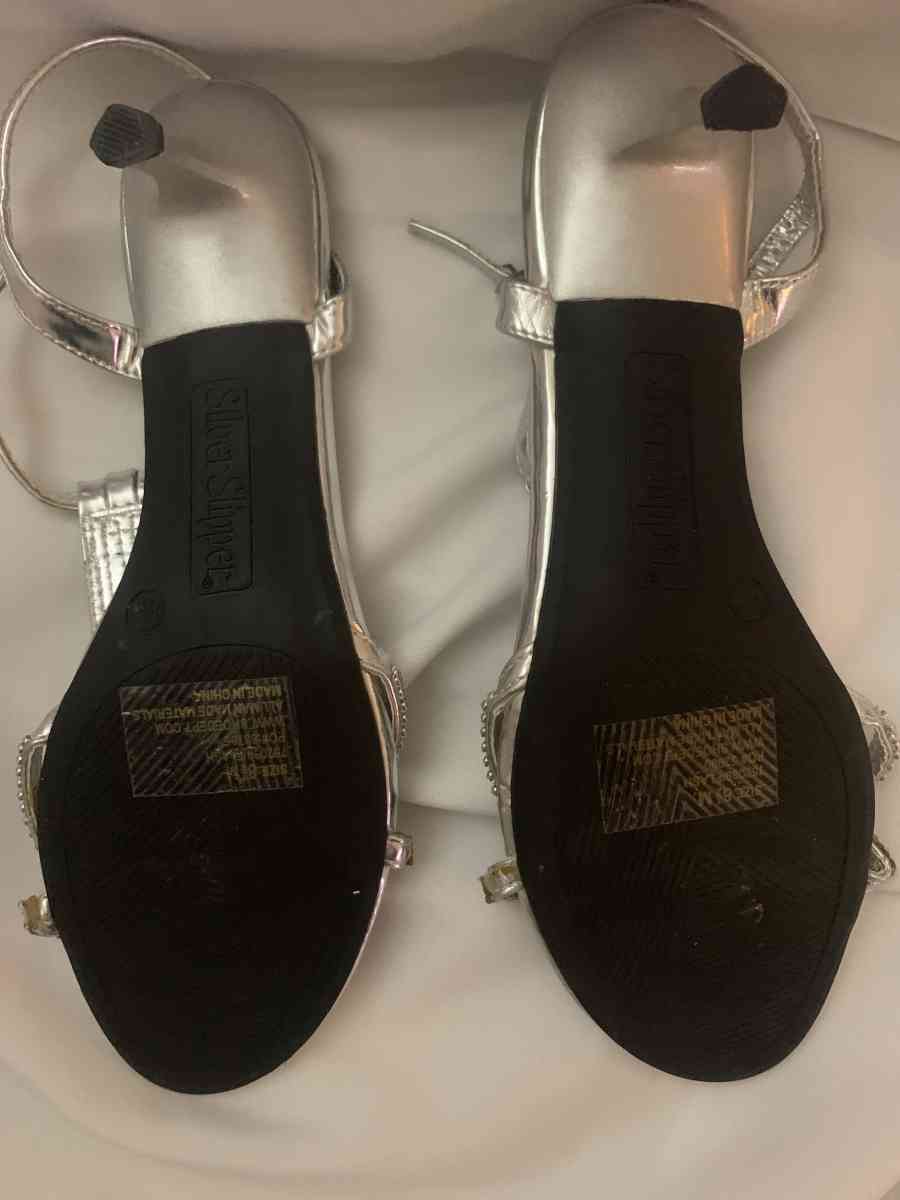 silver slipper heels - Spring Hill, Florida - FleaMarketBay