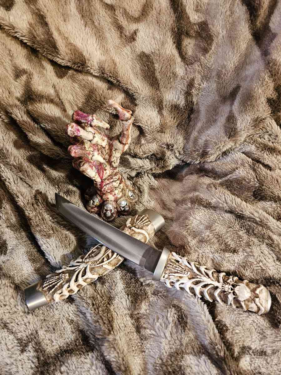 skull blade - Charleston, Arkansas - FleaMarketBay