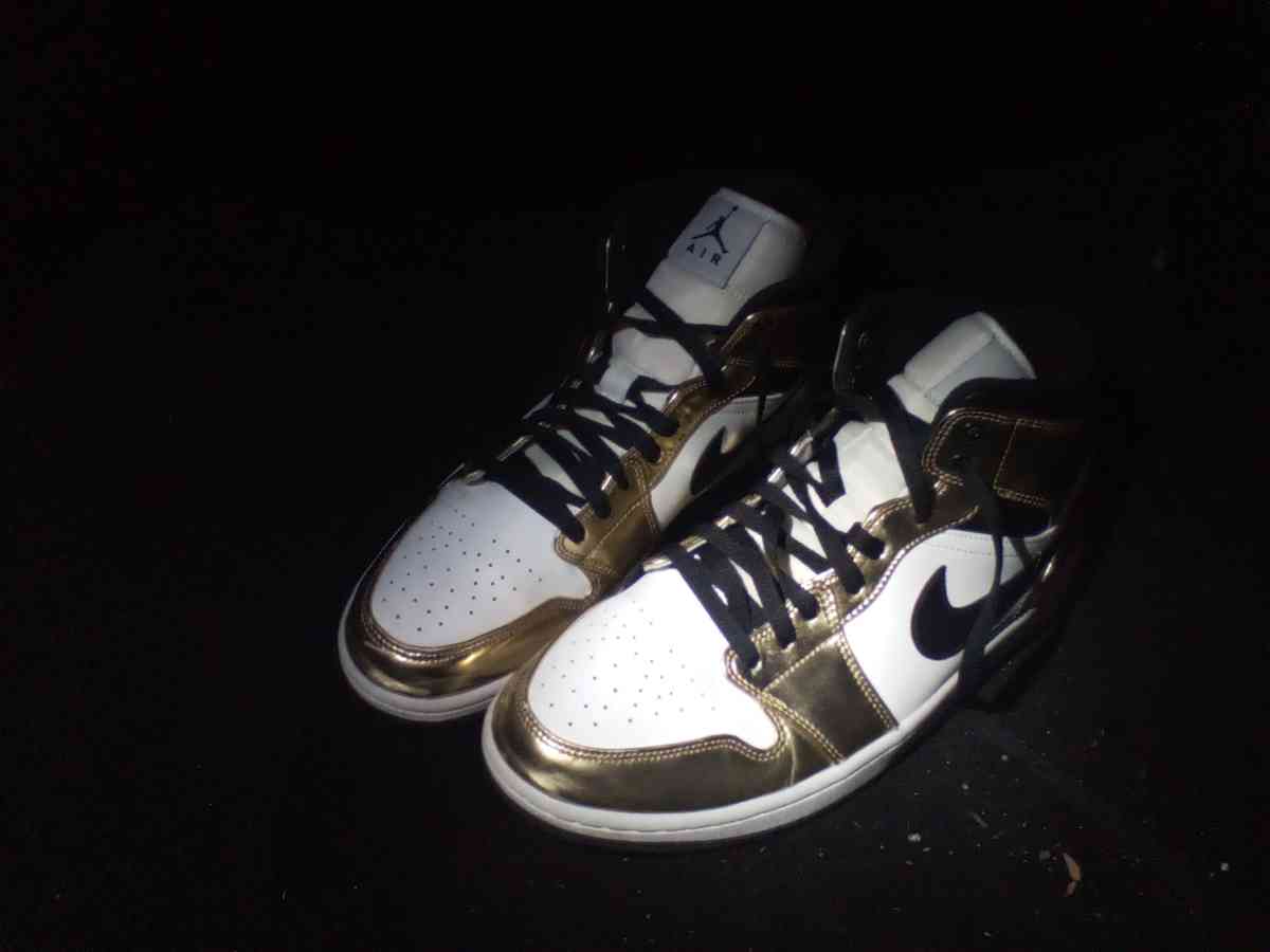 Nike Air Jordans 1 Mid SE - Hayward, California
