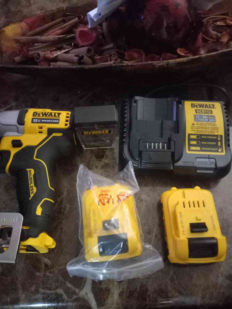 Dewalt 12v drill comes with 2 batteries bits and tote bag ne - Portsmouth, Virginia