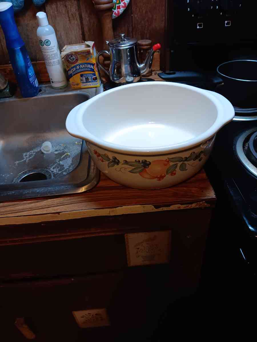 corelle coordinate stoneware covered casserole dish - Auburn, Georgia - FleaMarketBay