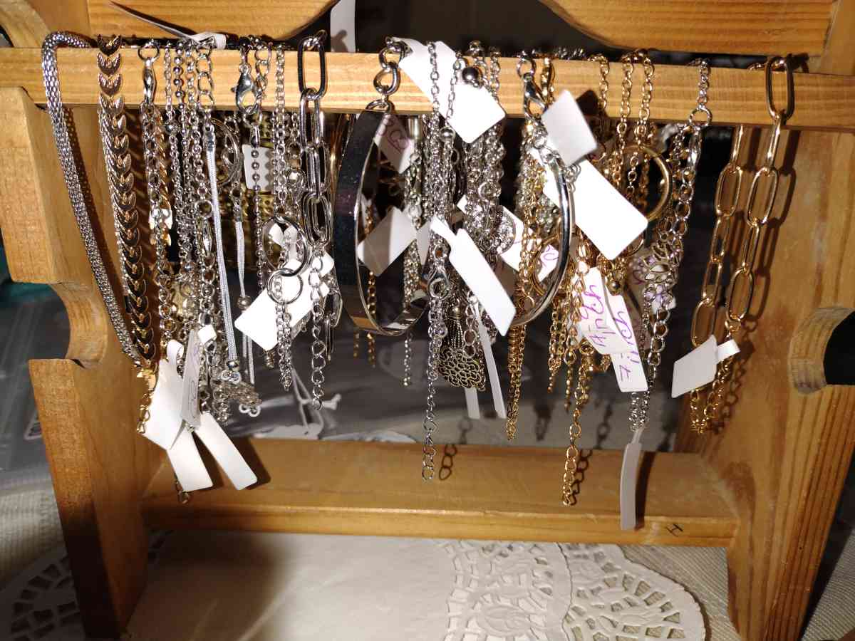 Handmade and costume jewelry - Silver Springs, Florida - FleaMarketBay