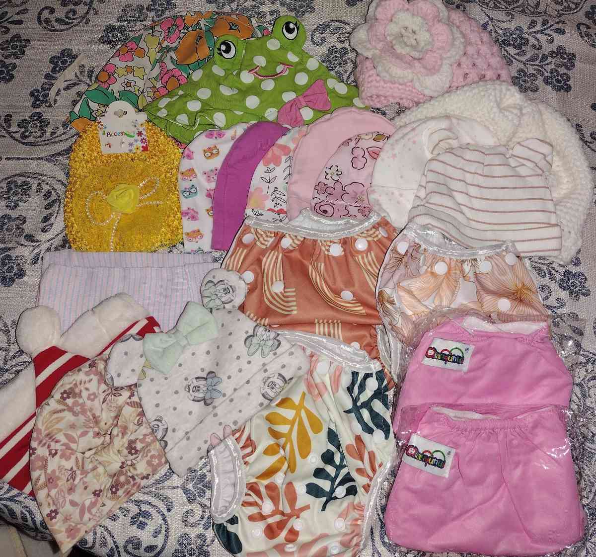Bows Bibs Blankets  More - Ocklawaha, Florida - FleaMarketBay