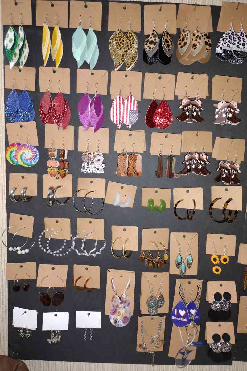Handmade and costume jewelry - Silver Springs, Florida - FleaMarketBay