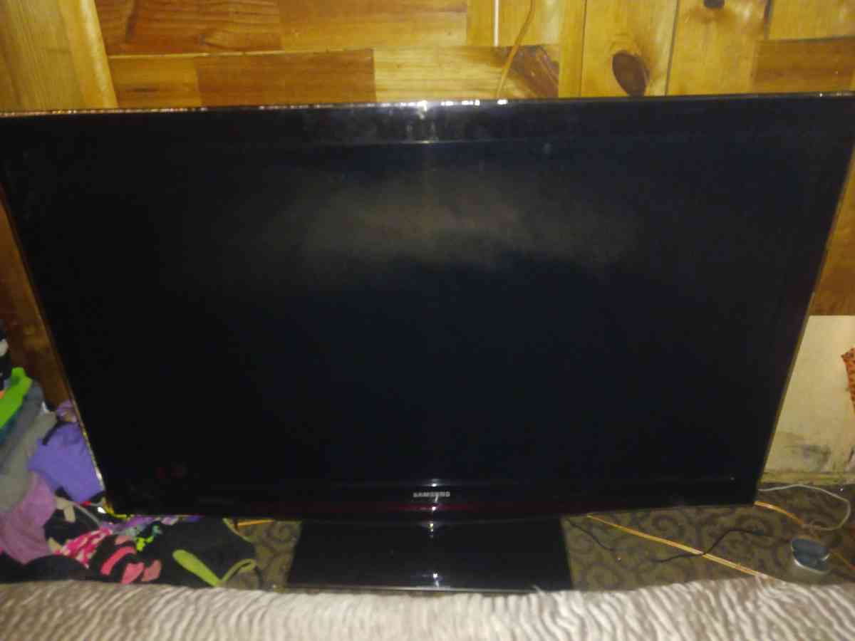 Samsung 52 inch flat screen tv with remote control and there - Joshua, Texas