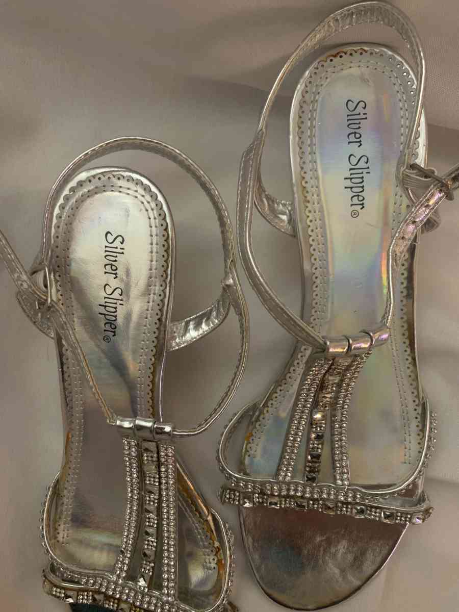 silver slipper heels - Spring Hill, Florida - FleaMarketBay
