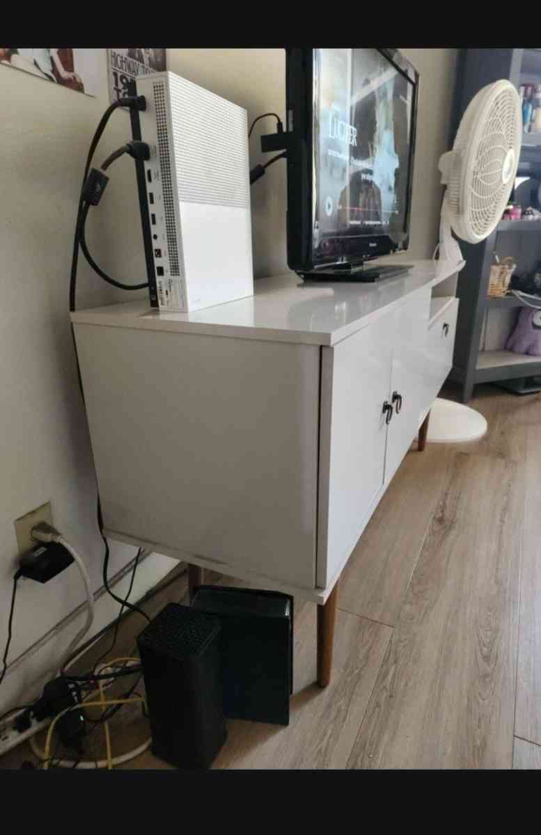 TV console and media center - Glendale, California - FleaMarketBay