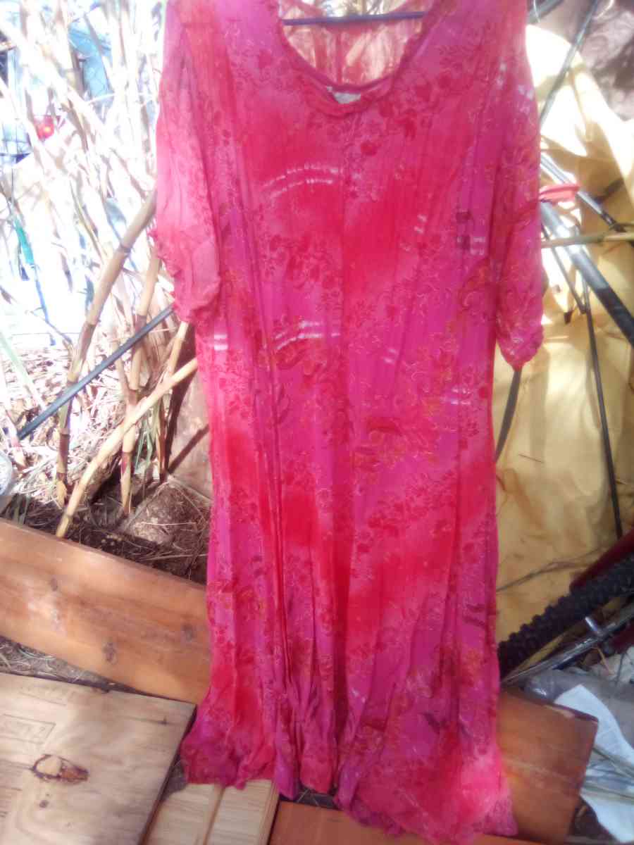beautiful loose fitting dress - Twentynine Palms, California - FleaMarketBay