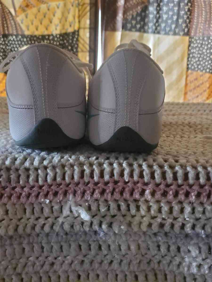 Nike white sneakers size 10 lace up - Altoona, Alabama - FleaMarketBay