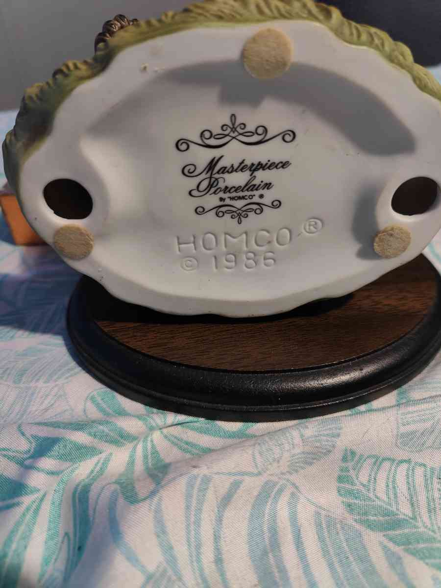 adorable baby bear in tree stump eating apple knick knack ma - Grand Blanc, Michigan - FleaMarketBay