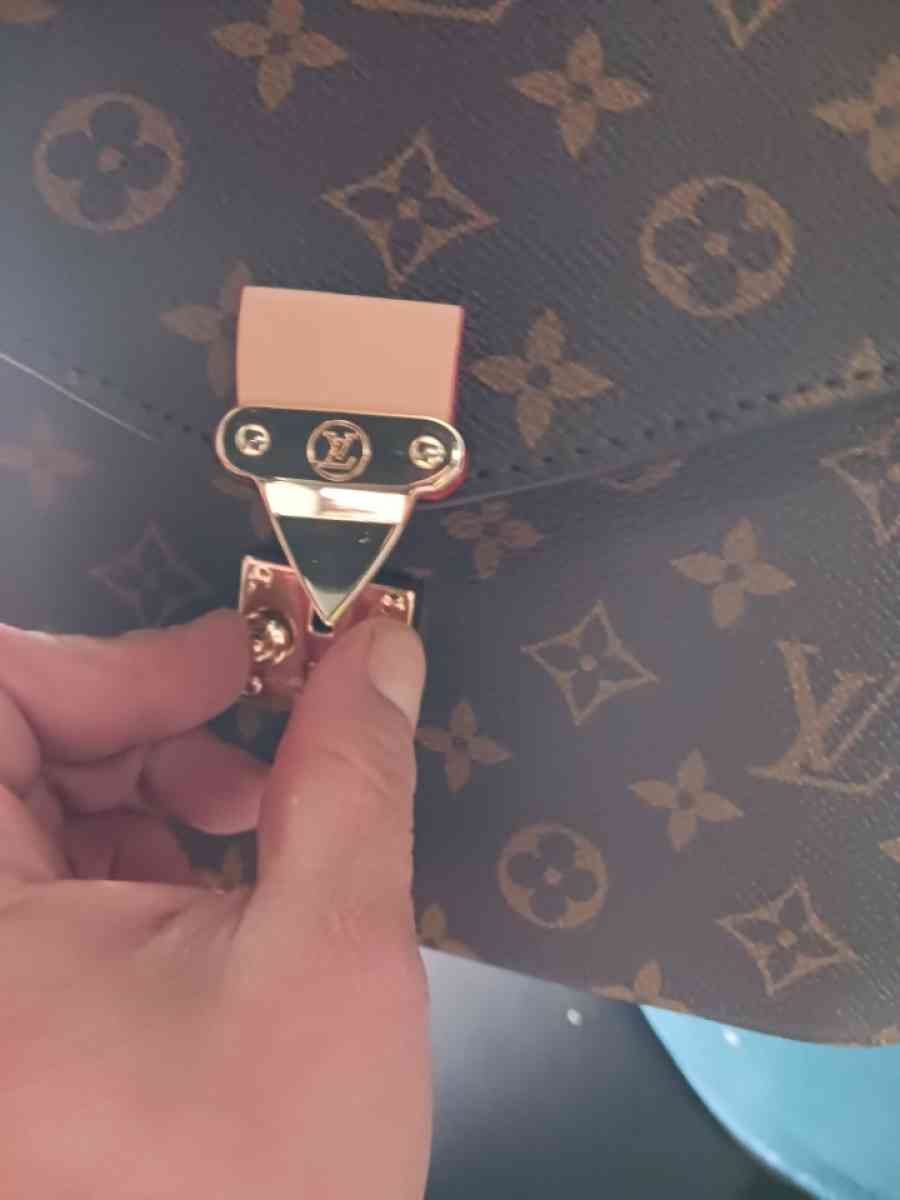 LV purse - Kansas City, Missouri