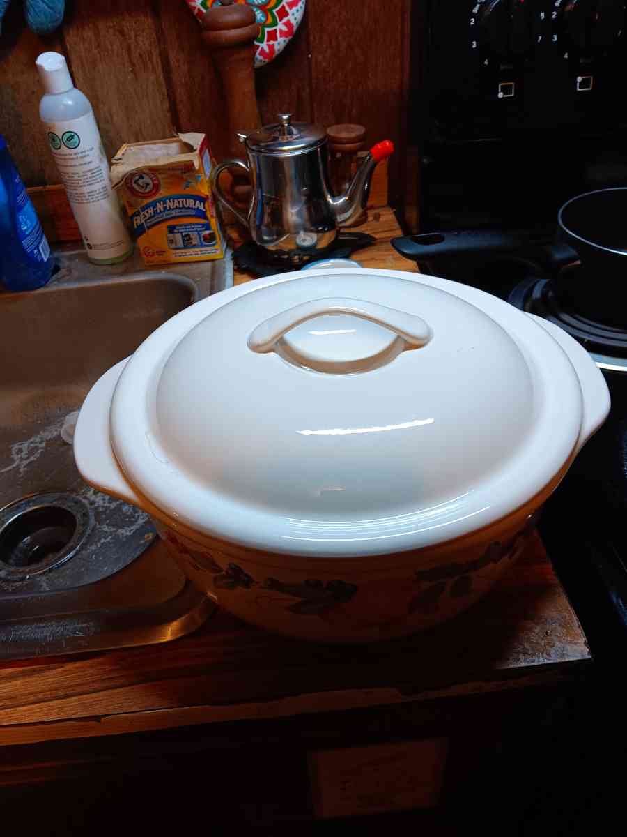 corelle coordinate stoneware covered casserole dish - Auburn, Georgia - FleaMarketBay