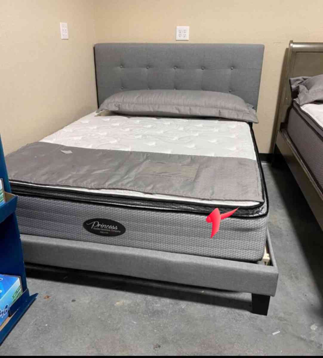 Gray Queen Upholstered bed frame cama - Austin, Texas - FleaMarketBay
