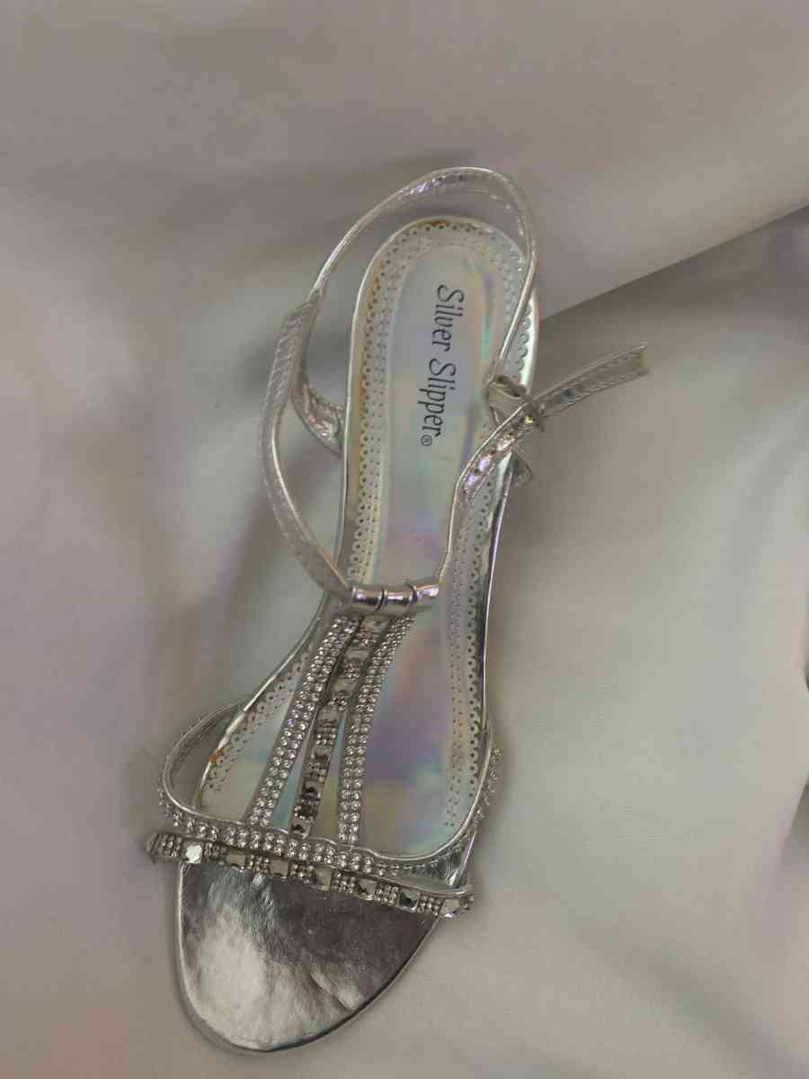 silver slipper heels - Spring Hill, Florida - FleaMarketBay