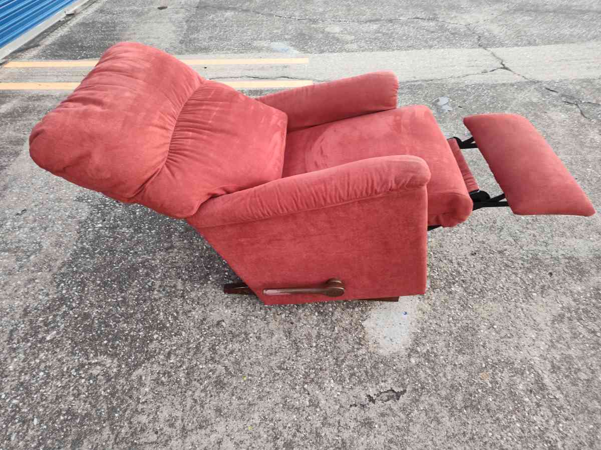 Red Recliner - Bacliff, Texas - FleaMarketBay