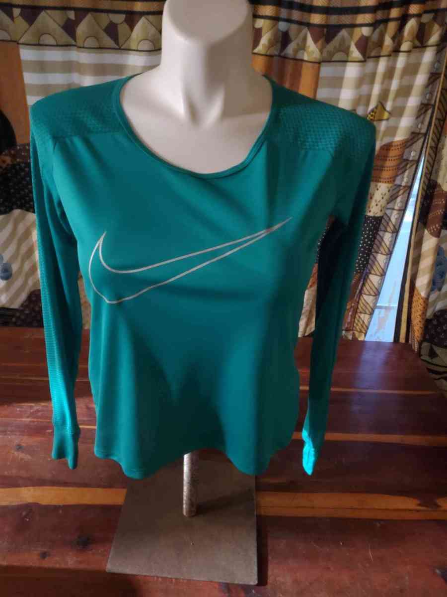 Nike size medium dry fit turquoise shirt bust 36 inches - Altoona, Alabama - FleaMarketBay