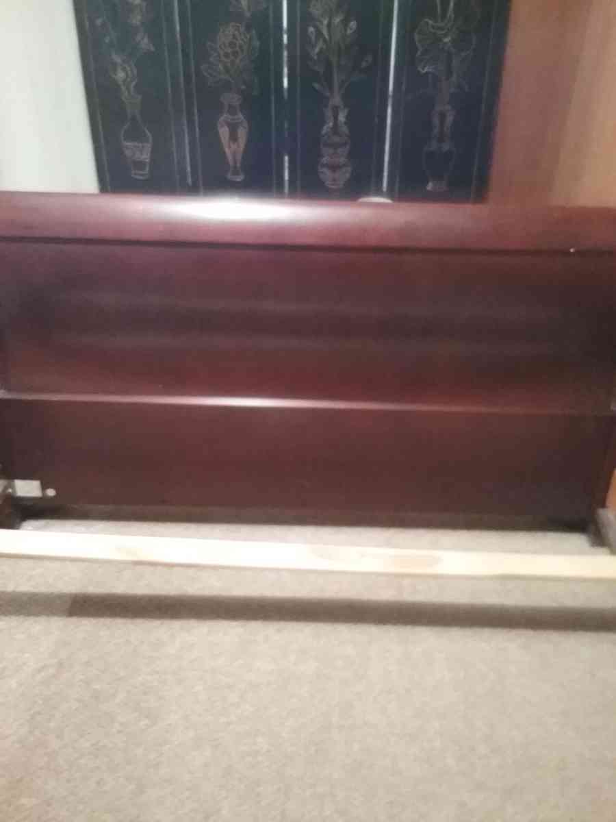Queen size bed frame - Kansas City, Missouri - FleaMarketBay