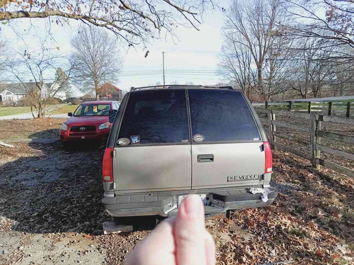 1999 Chevy Tahoe 30k miles on engine needs transmission - Midway, Kentucky - FleaMarketBay