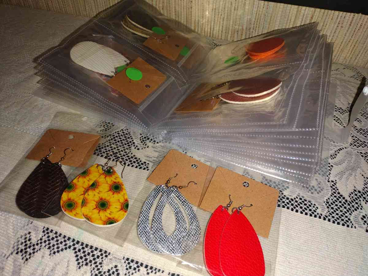 Handmade and costume jewelry - Silver Springs, Florida - FleaMarketBay