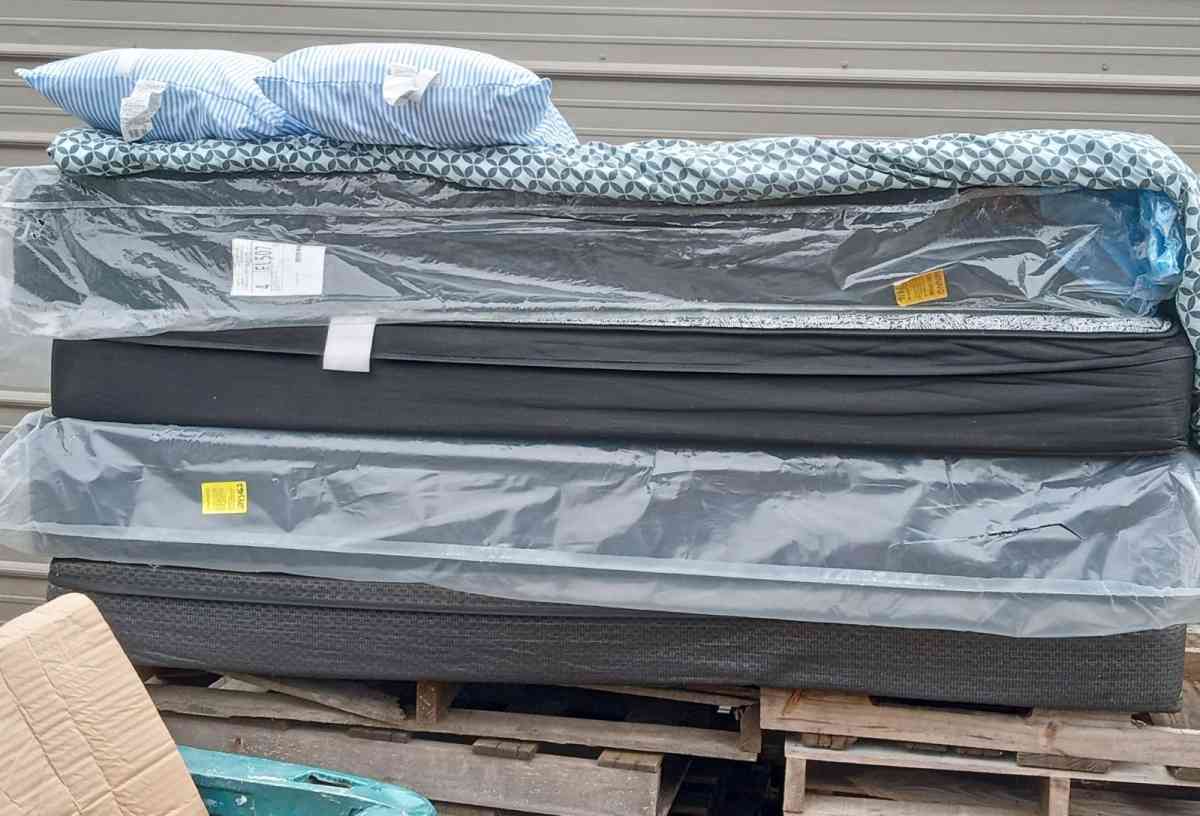 2 full size mattress and box spring - Climax, Georgia
