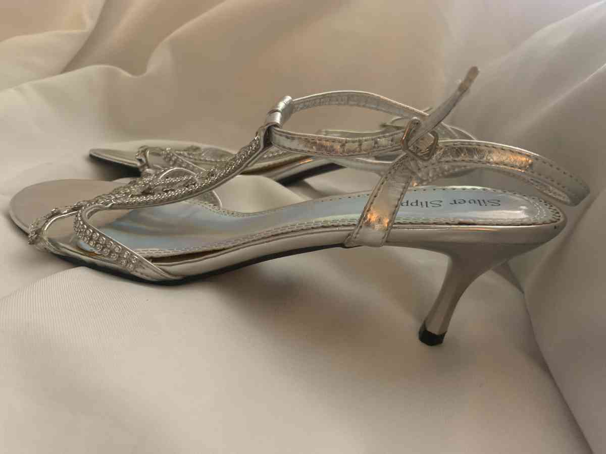silver slipper heels - Spring Hill, Florida - FleaMarketBay