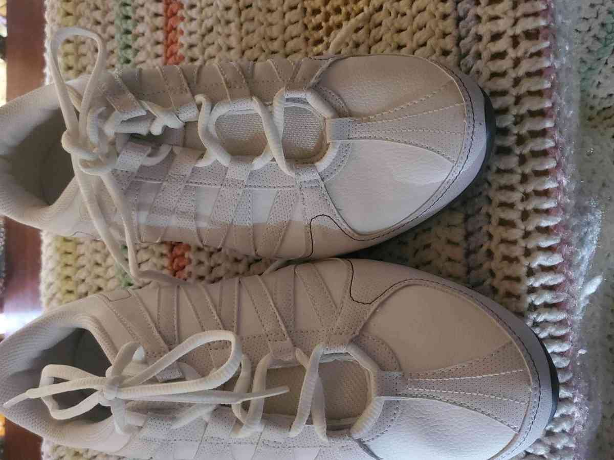 Nike white sneakers size 10 lace up - Altoona, Alabama - FleaMarketBay