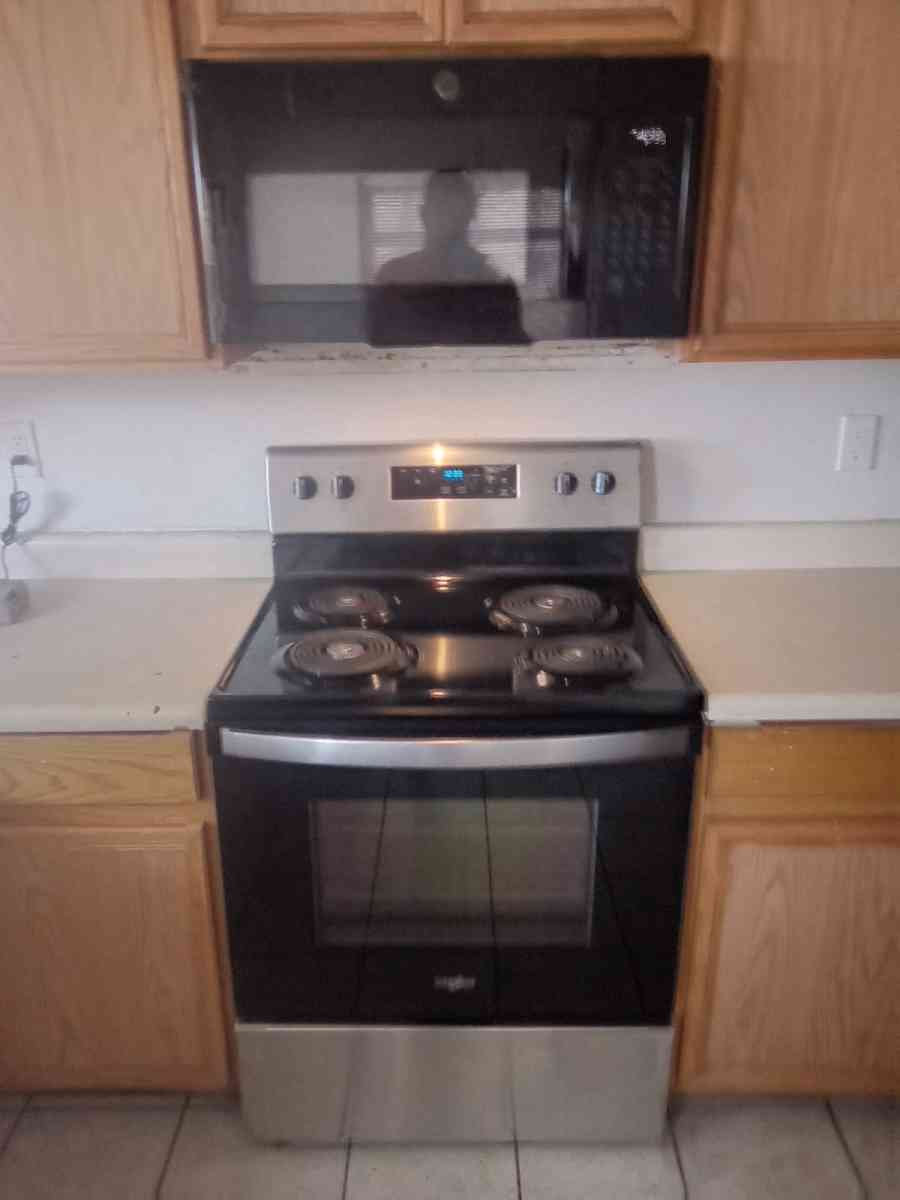 ELECTRIC WHIRLPOOL STOVE STENLESS STILL WITH BLACK EXCELLENT - Alpine, Arizona - FleaMarketBay