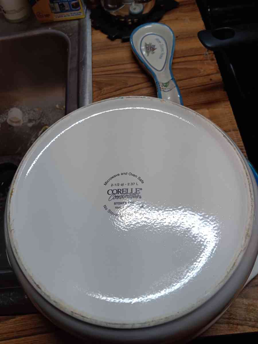 corelle coordinate stoneware covered casserole dish - Auburn, Georgia - FleaMarketBay
