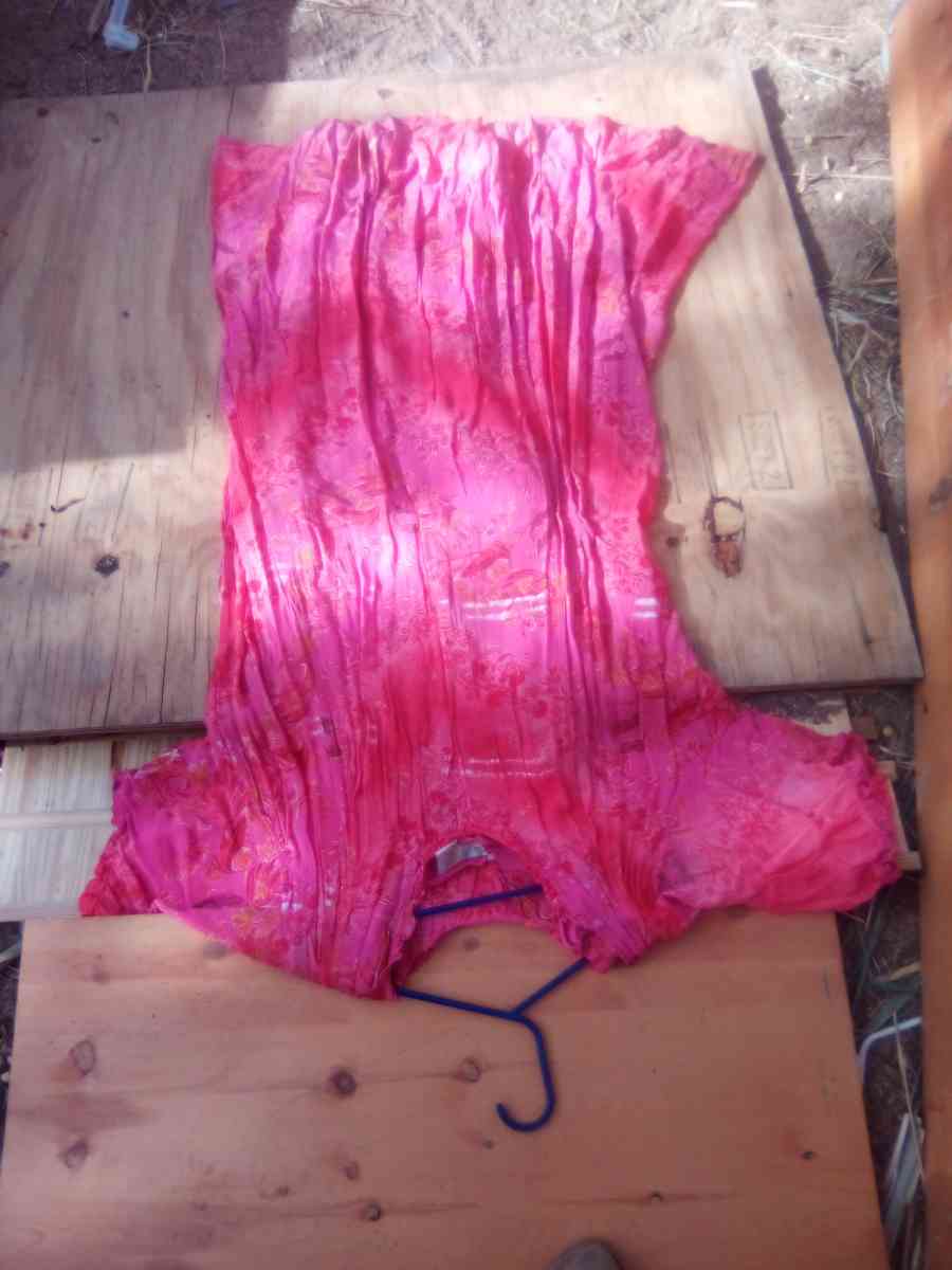 beautiful loose fitting dress - Twentynine Palms, California - FleaMarketBay