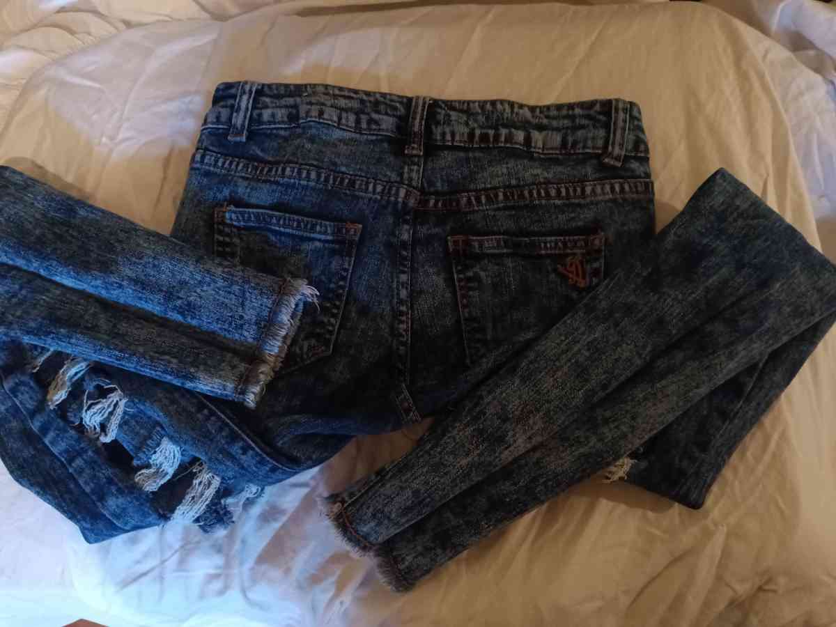 ladies ripped jeans cute - Winter Park, Florida - FleaMarketBay