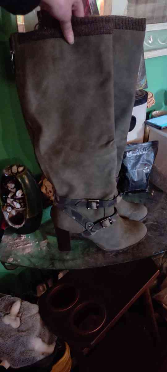 womens size 11 boots - Bethel, Ohio - FleaMarketBay