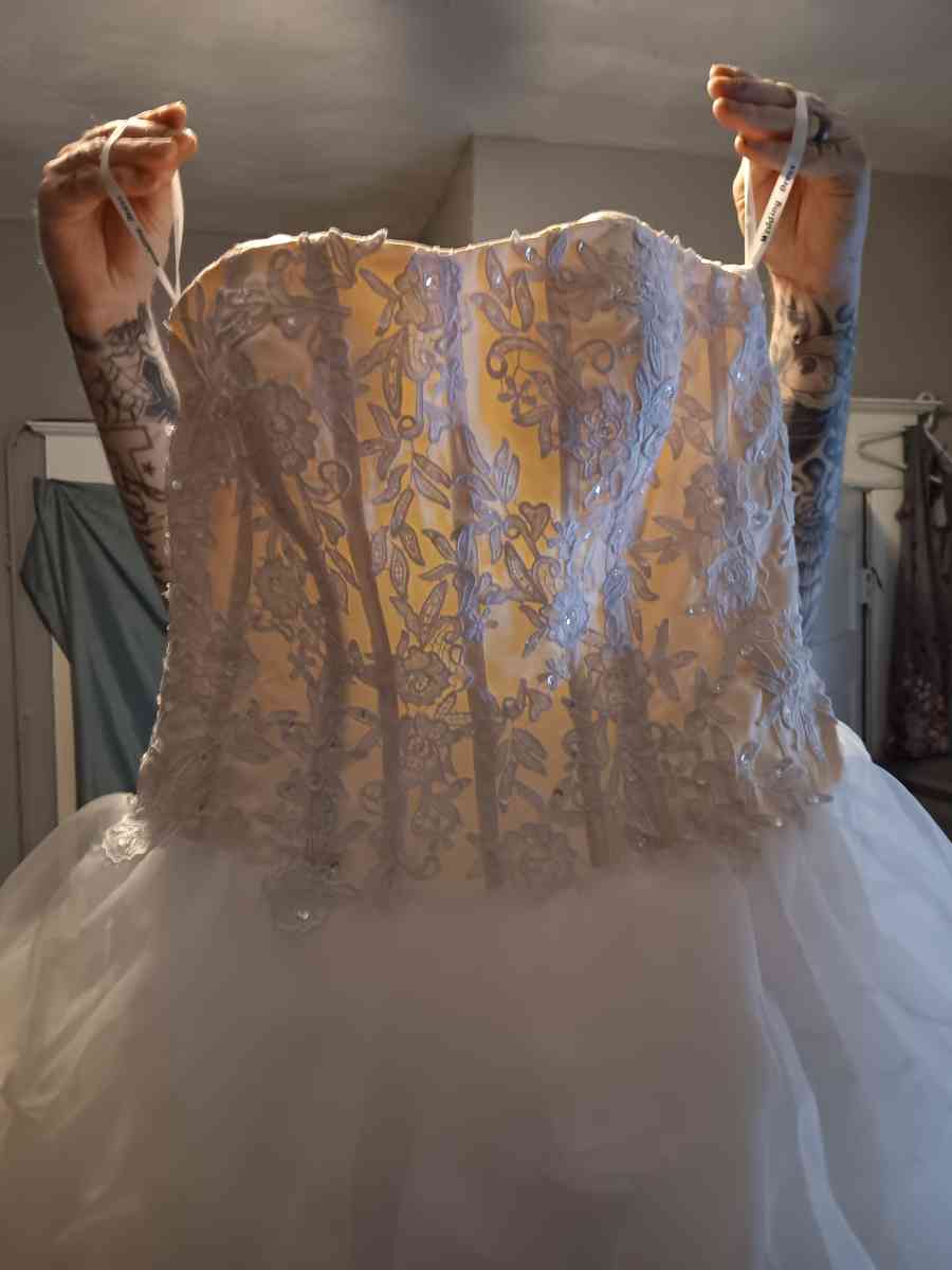 wedding dress - Roanoke, Virginia - FleaMarketBay