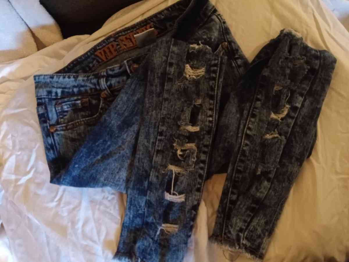 ladies ripped jeans cute - Winter Park, Florida - FleaMarketBay
