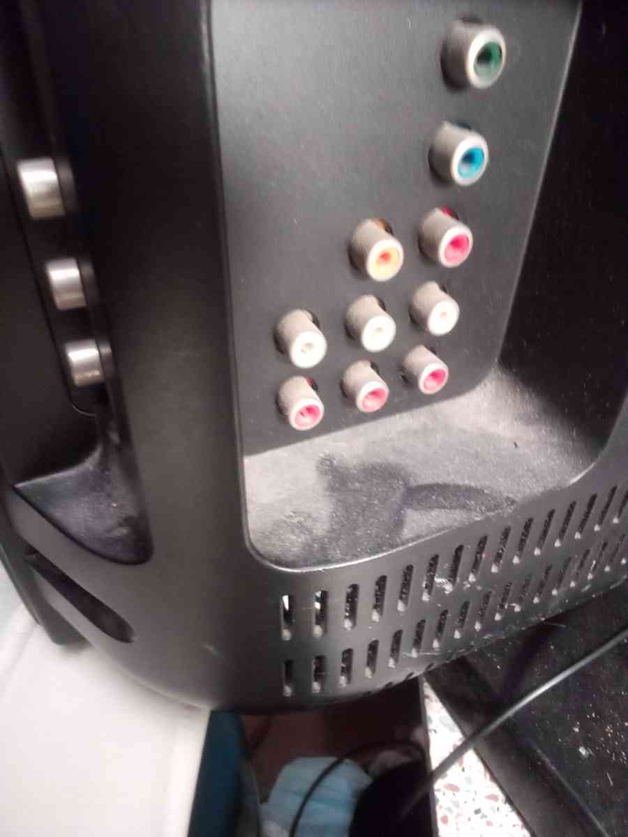 26 inch Emerson tv with built in DVD player - Alpine, Arizona - FleaMarketBay