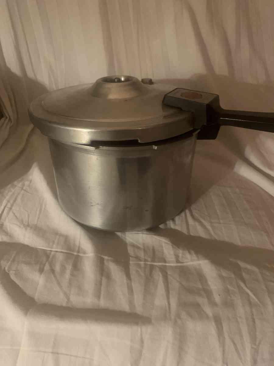 presto pressure cooker - Spring Hill, Florida