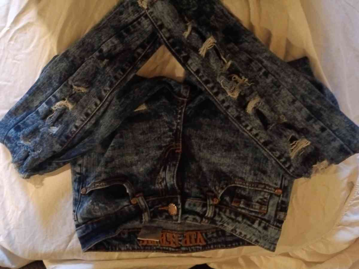 ladies ripped jeans cute - Winter Park, Florida - FleaMarketBay