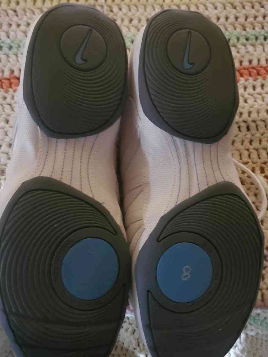 Nike white sneakers size 10 lace up - Altoona, Alabama - FleaMarketBay