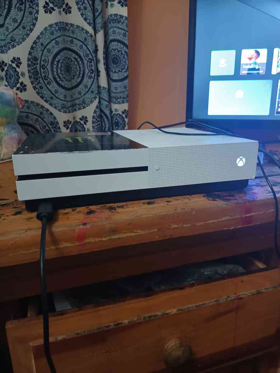 Microsoft Xbox One s 500gb Blu ray disc model bundle - Highland City, Florida - FleaMarketBay