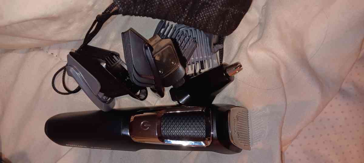 razor one electric the other rechargeable - Knoxville, Tennessee - FleaMarketBay