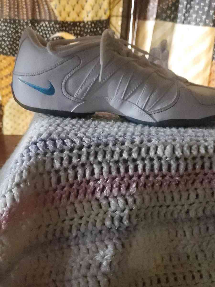 Nike white sneakers size 10 lace up - Altoona, Alabama