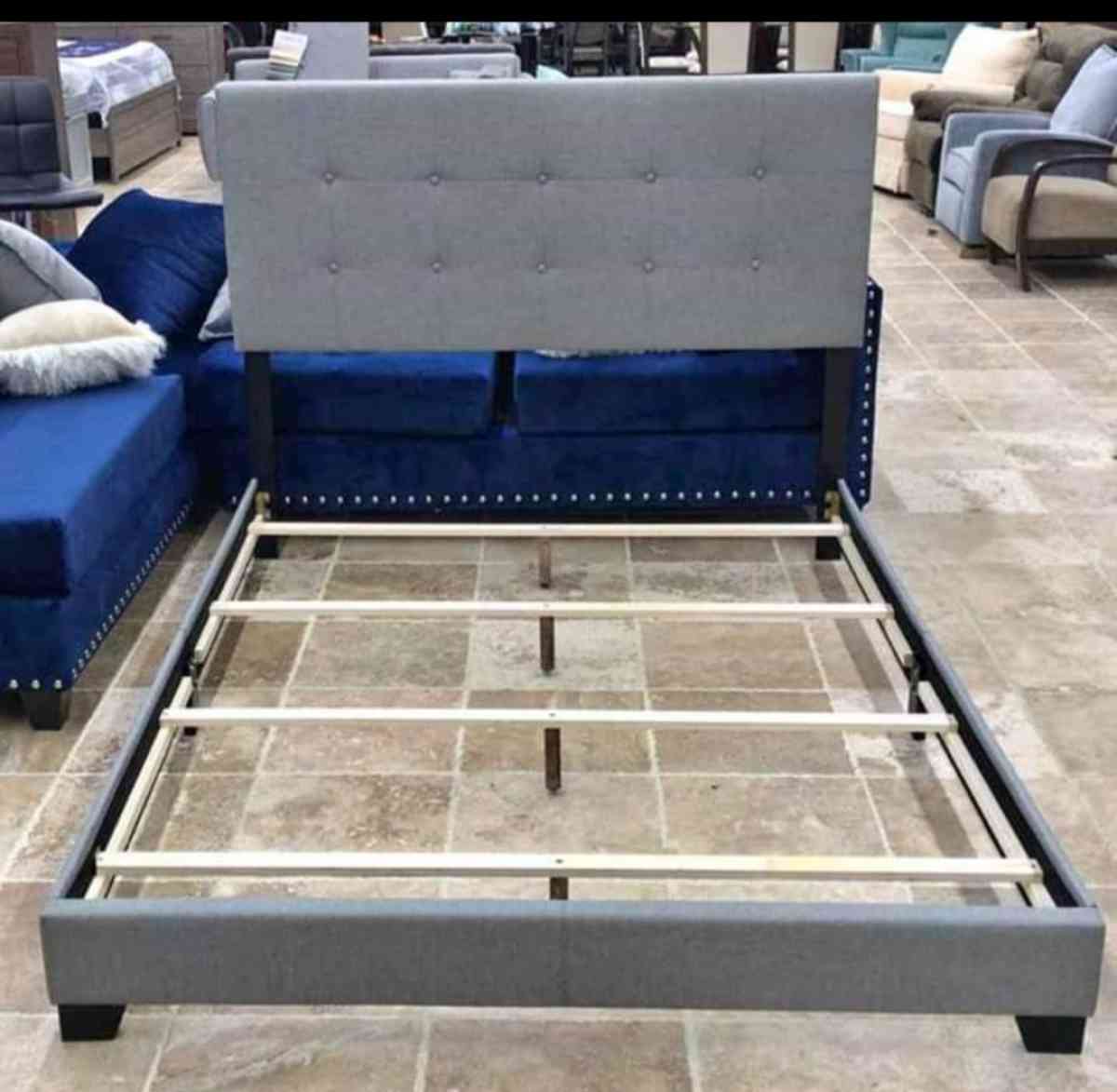 Gray Queen Upholstered bed frame cama - Austin, Texas