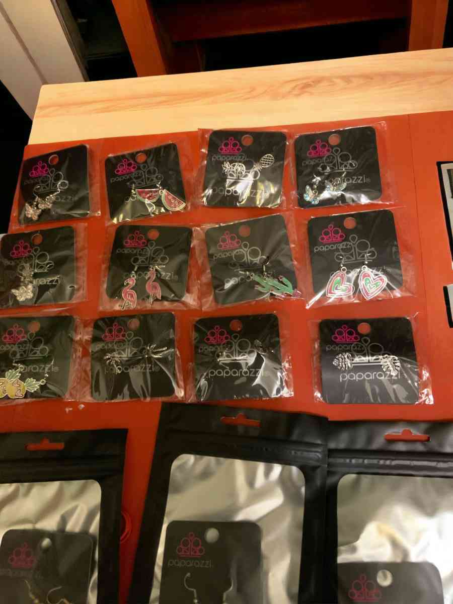 paparazzi bundle necklace w earrings bracelets new - Altoona, Alabama - FleaMarketBay