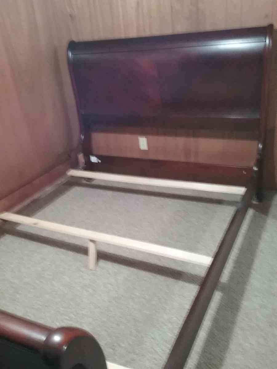 Queen size bed frame - Kansas City, Missouri - FleaMarketBay