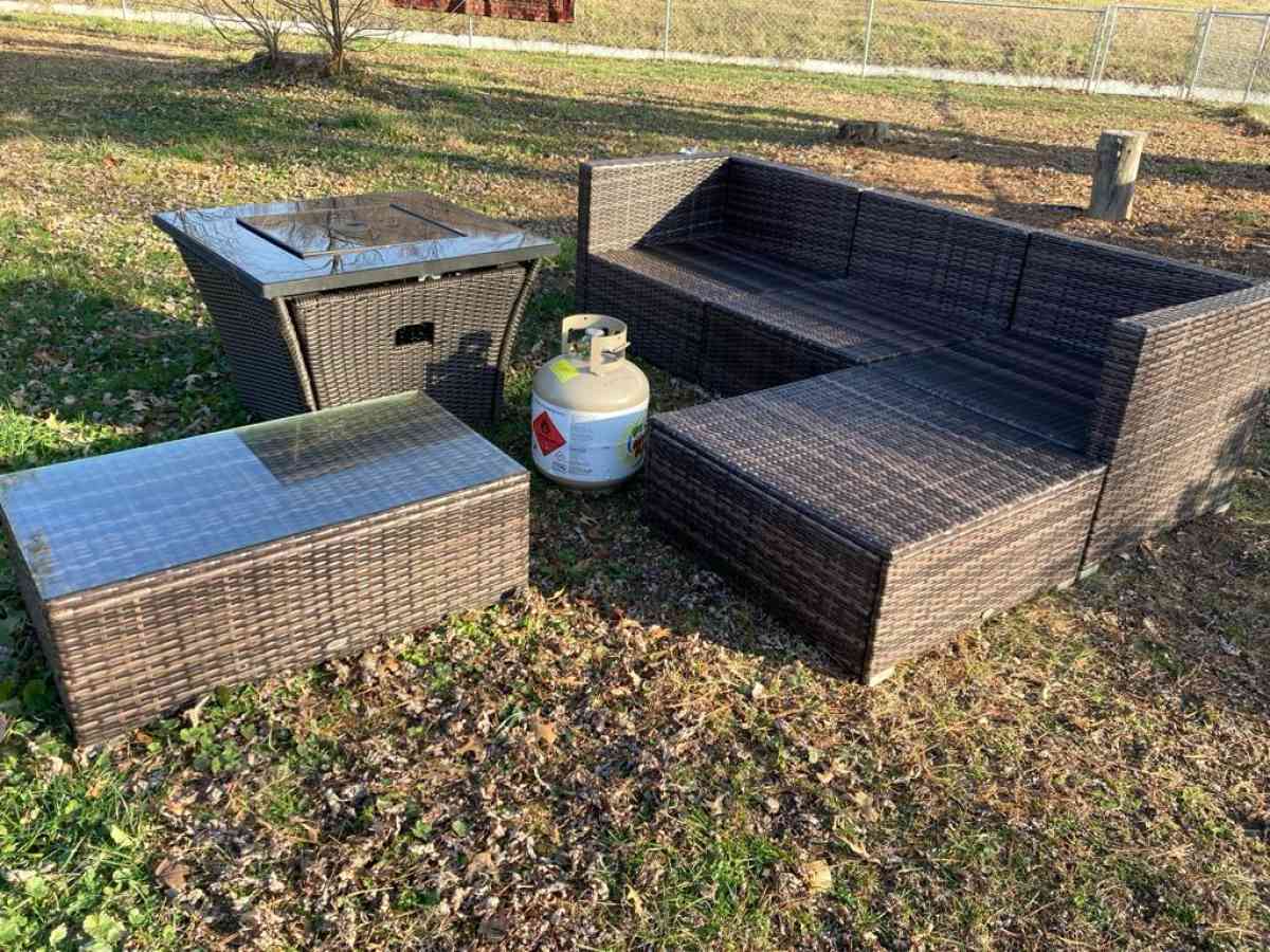 patio furniture  with fire pit table - Louisville, Kentucky - FleaMarketBay