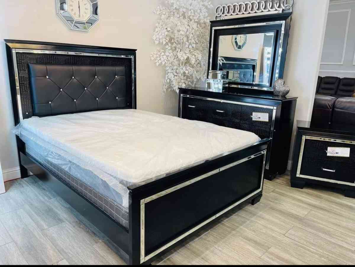 Black LED bedroom set dresser mirror nightstand bed - Desoto, Texas