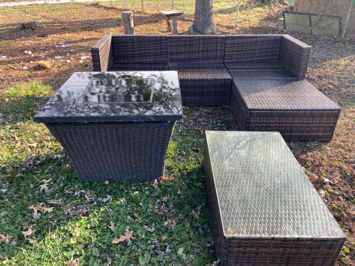 patio furniture  with fire pit table - Louisville, Kentucky - FleaMarketBay