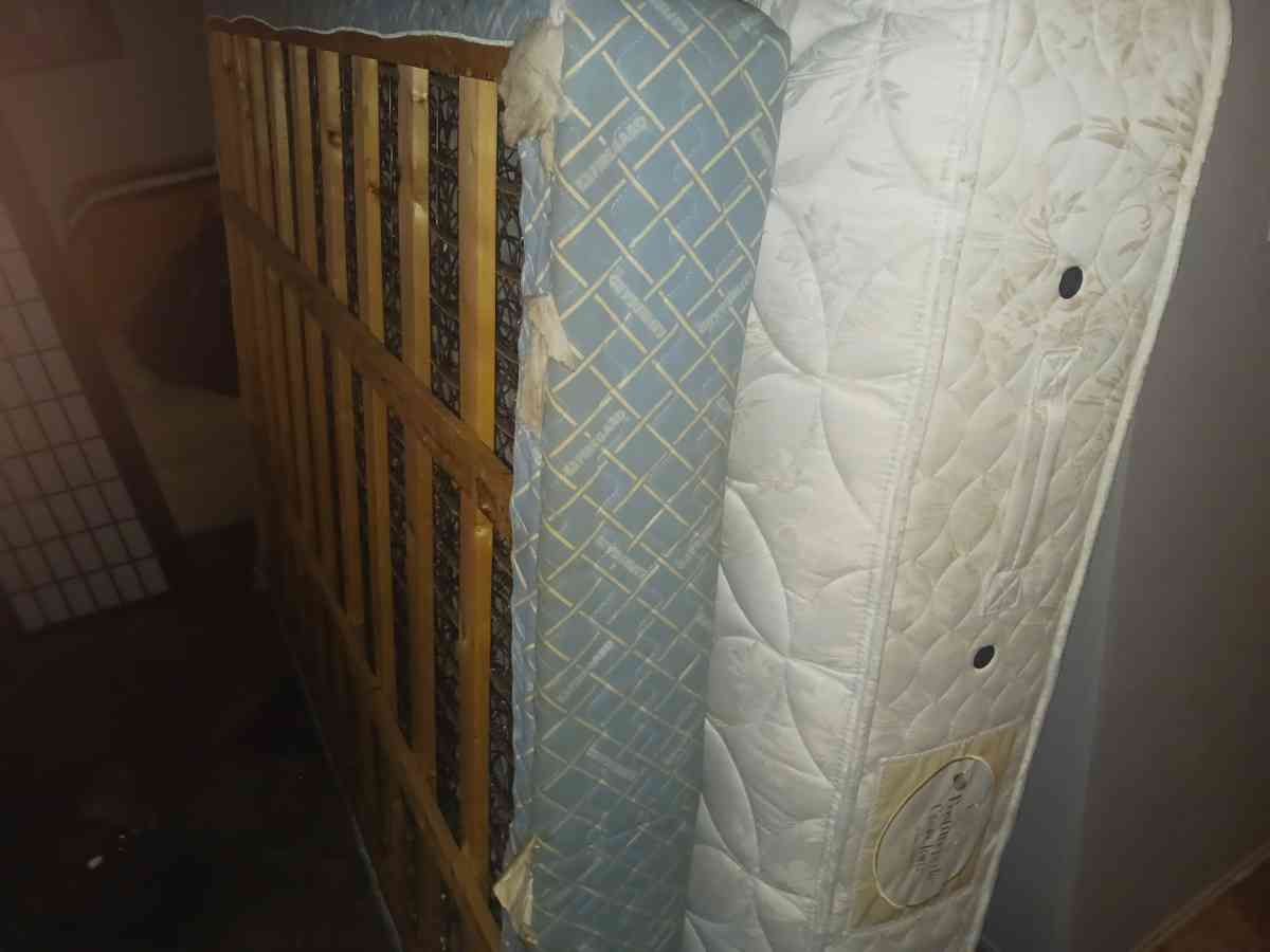 queen mattress and box spring - Pass Christian, Mississippi - FleaMarketBay
